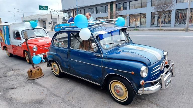 Fanáticos de los autos clásicos celebran con un banderazo y