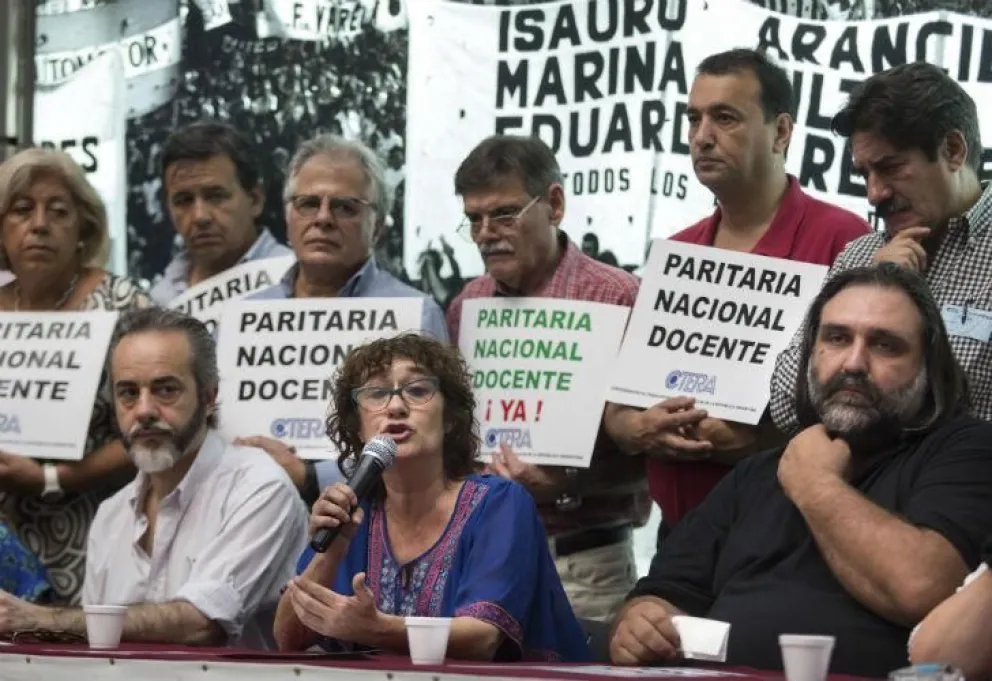 Docentes convocaron a un paro en todo el país para este jueves