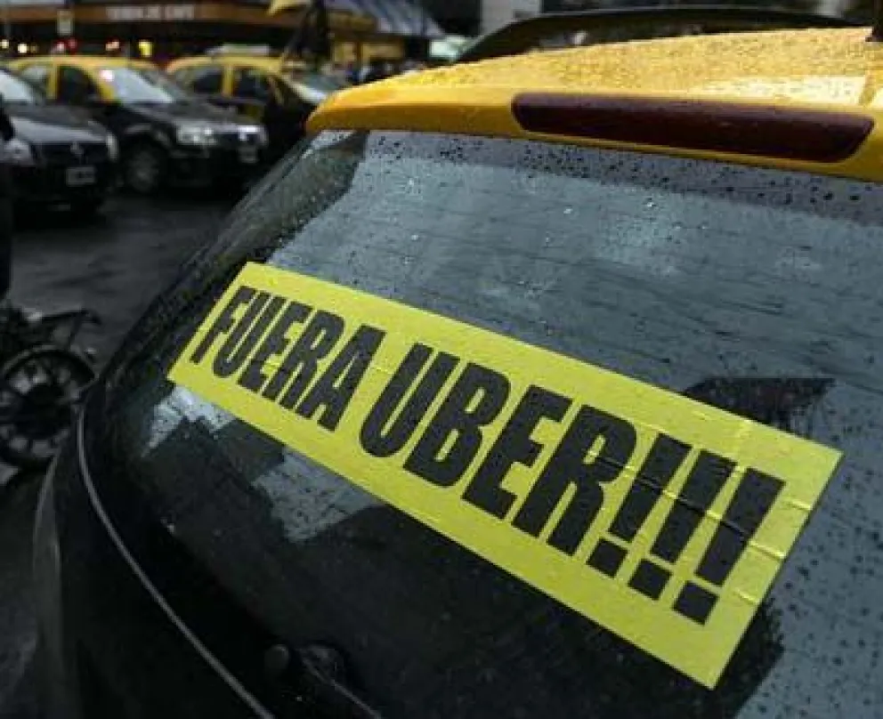 Taxistas vs. Uber: "pagamos los platos rotos por la ineficacia del municipio"