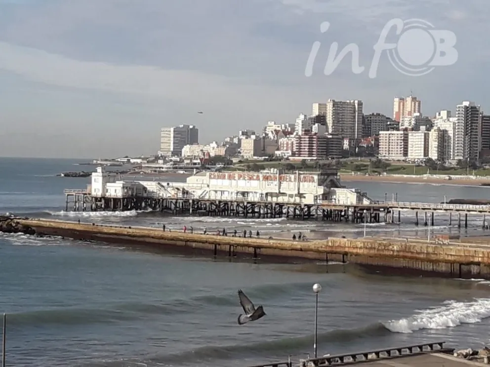Vuelve el cartel al muelle del Club de Pescadores