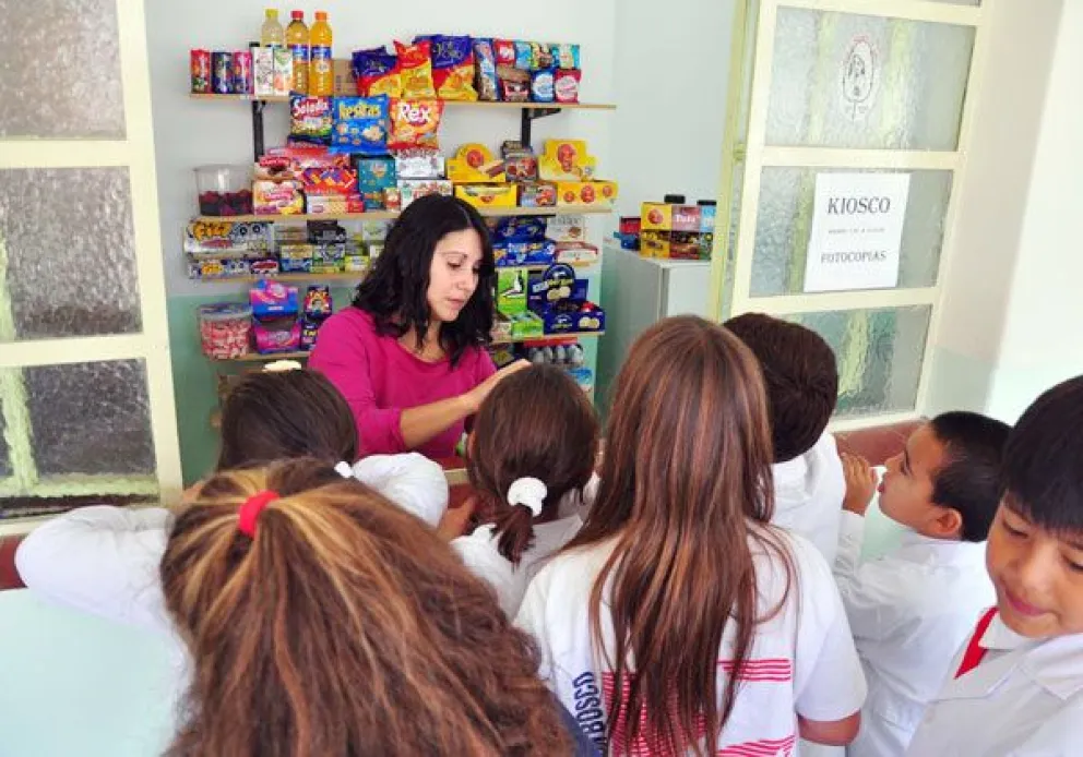¿Qué medidas se pueden tomar para promover una dieta saludable en las escuelas?