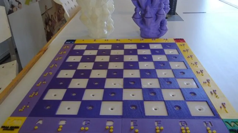 Armaron un ajedrez para personas no videntes con una impresora 3D