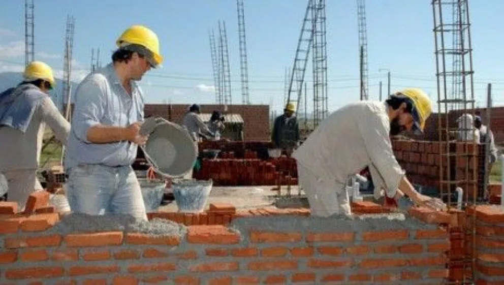 La actividad industrial cayó 12,4%  y la construcción 21,7% interanual en enero