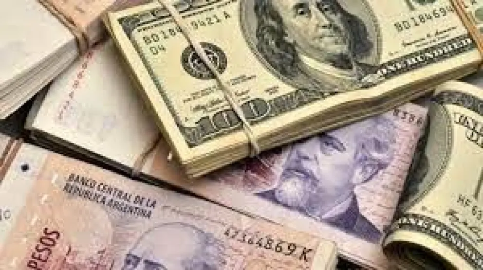 El dólar blue roza los 500 pesos y crece la incertidumbre económica