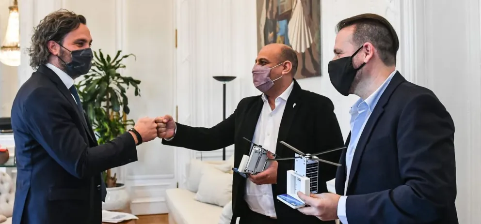 Cafiero recibió a los marplatenses creadores del microsatélite que se lanzará en diciembre