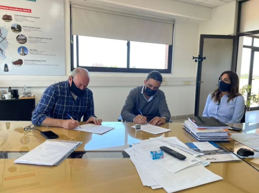 Obras Sanitarias firmó el contrato que posibilitará llevar la red oficial a parte del Loteo 3