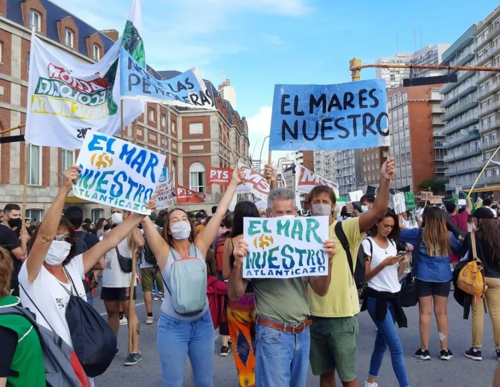Una multitud reclamó en el centro contra la explotación petrolera marítima