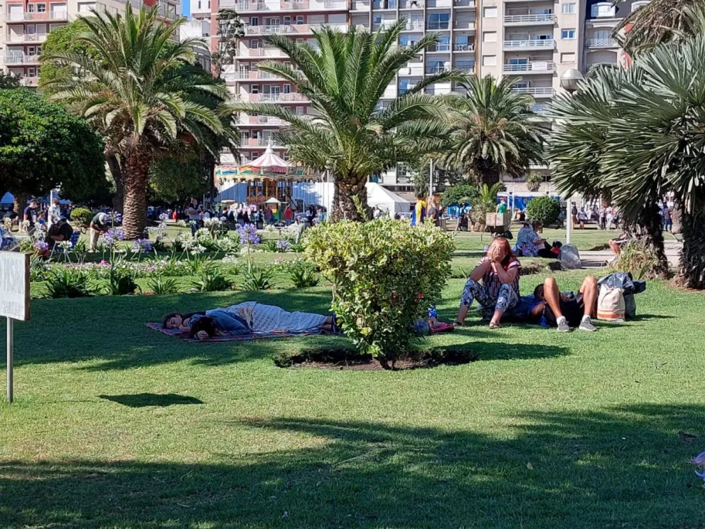 gente durmiendo en plaza colon (1)