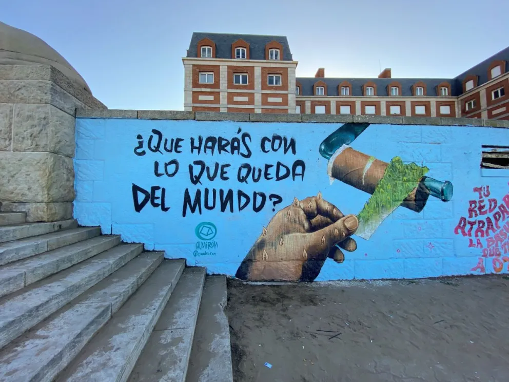 Javier Almirón, el muralista marplatense con compromiso ambiental que se suma al rechazo a las petroleras