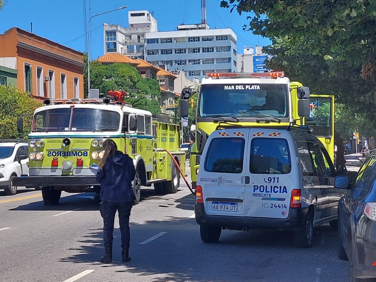 Carro De Polícia Em Plaza De Mayo Em Buenos Aires Em Um Feriado Domingo  Imagem Editorial - Imagem de aires, prefeito: 82590910