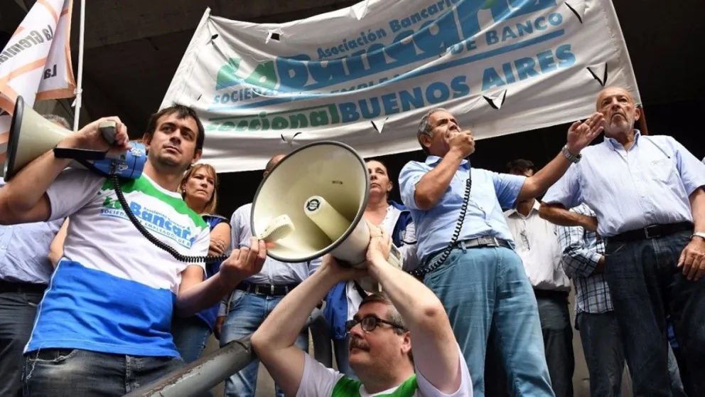 Trabajadores bancarios aceptaron un aumento del 66% y un bono de casi 343.000 pesos
