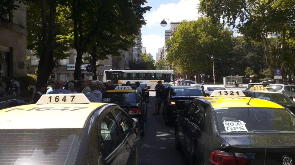 Taxistas protestaron frente al palacio municipal contra la obligatoriedad del GPS