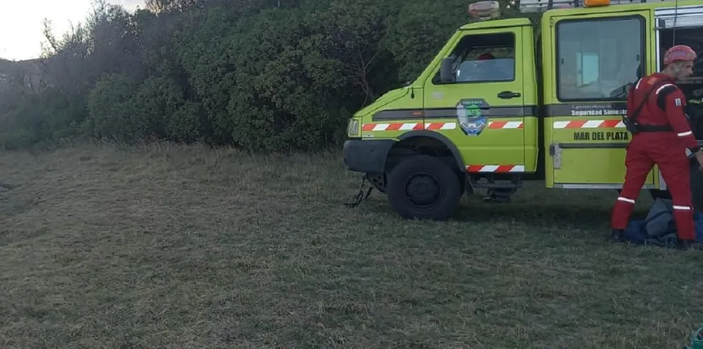 El cadáver de una mujer hallado al pie de acantilados tenía una herida de arma blanca