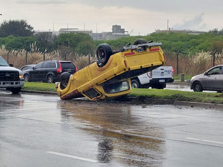 Un Roce Entre Vehículos Terminó Con Una Camioneta Volcada Frente A La ...