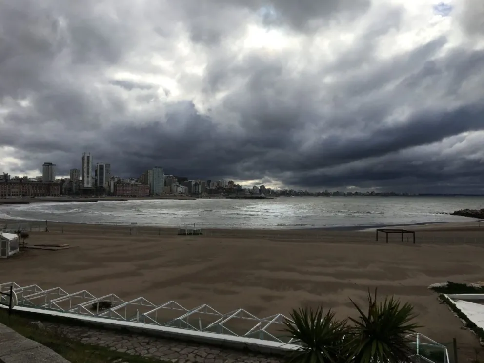Pedro Mazza anunció que pasará por Mar del Plata un ciclón subtropical "categoría siete"