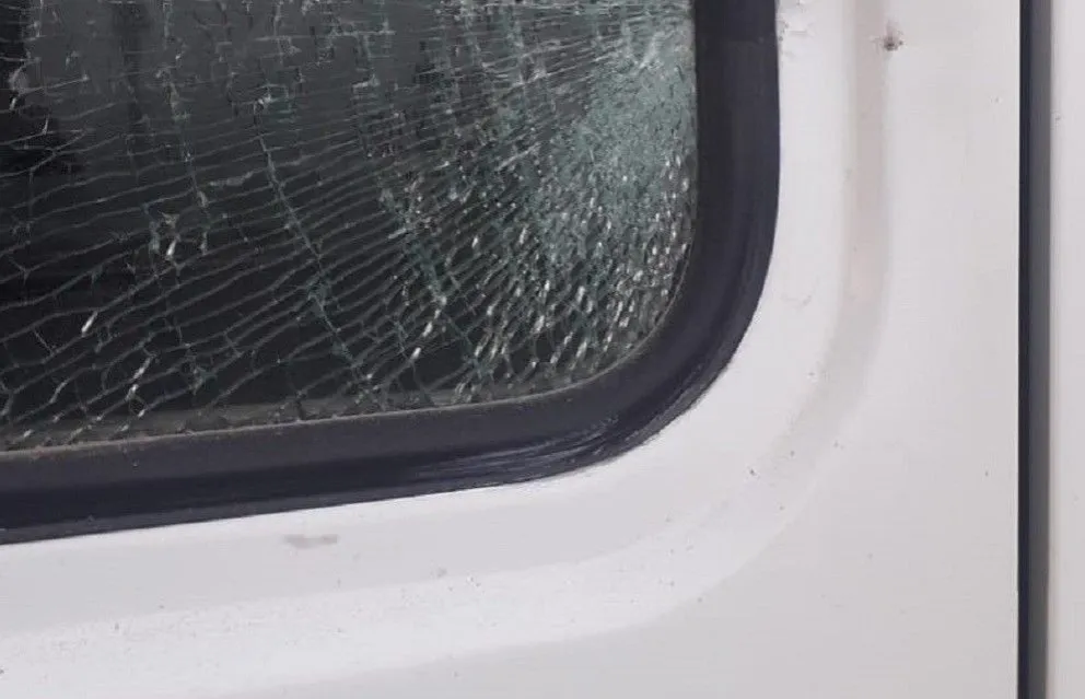 Una combi fue agredida con un piedrazo en 228 y Necochea