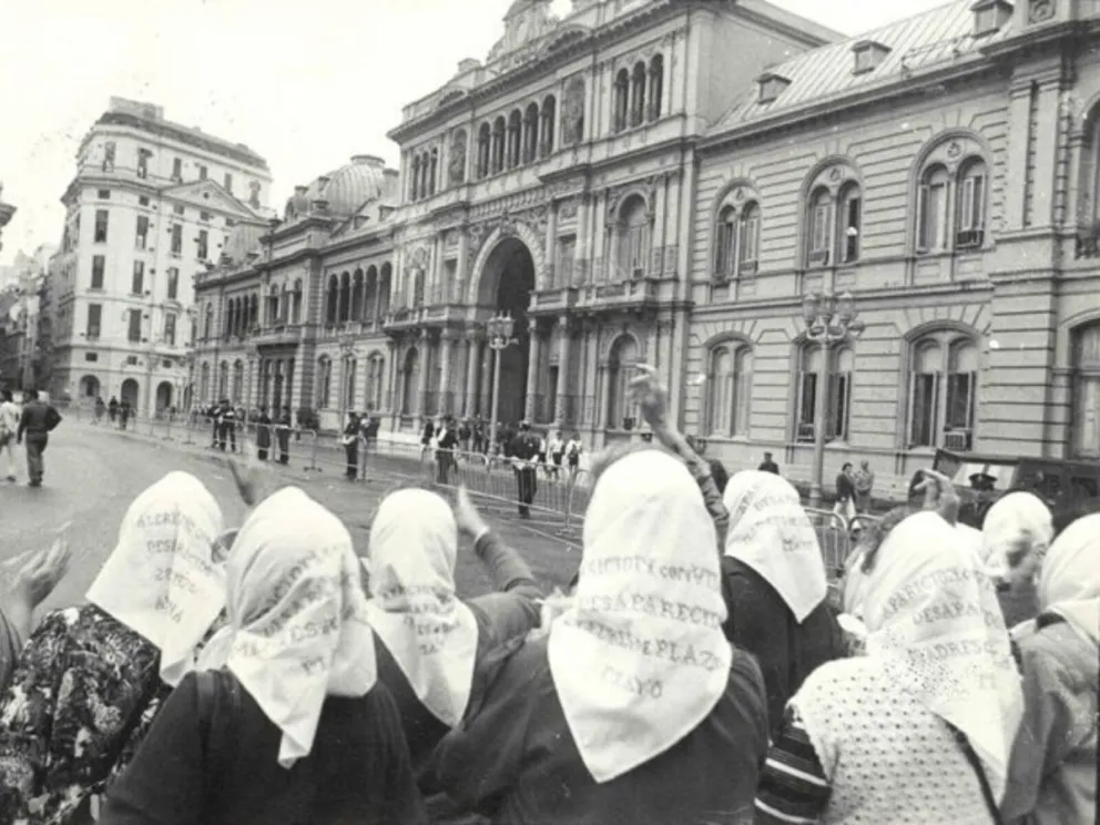 Fernández homenajeó a las Madres de Plaza de Mayo: "Su lucha vive para siempre en el pueblo"