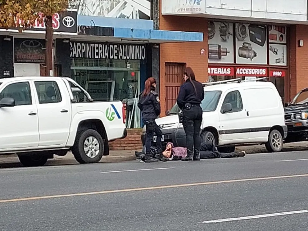 Una joven motociclista se accidentó sola en Colón y Perú y tuvo que ser atendida por una ambulancia