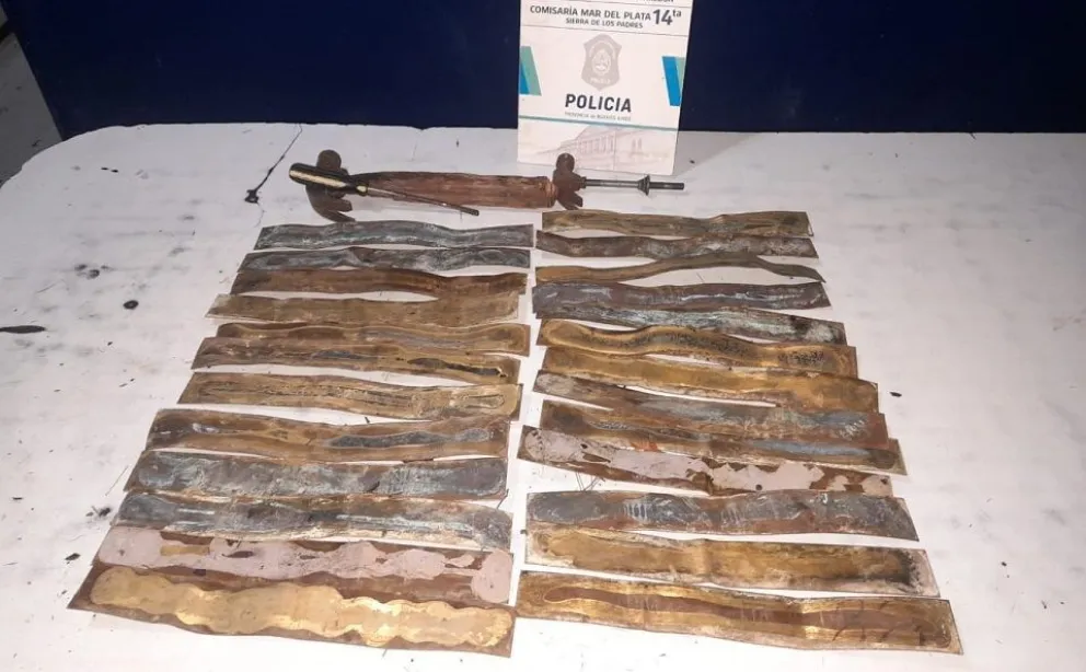 Dos menores robaron 25 placas de bronce de un cementerio