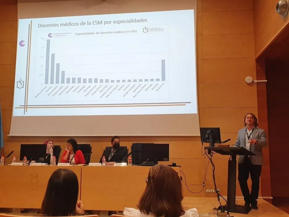 Adrián Alasino contó en España la experiencia de la Escuela Superior de Medicina