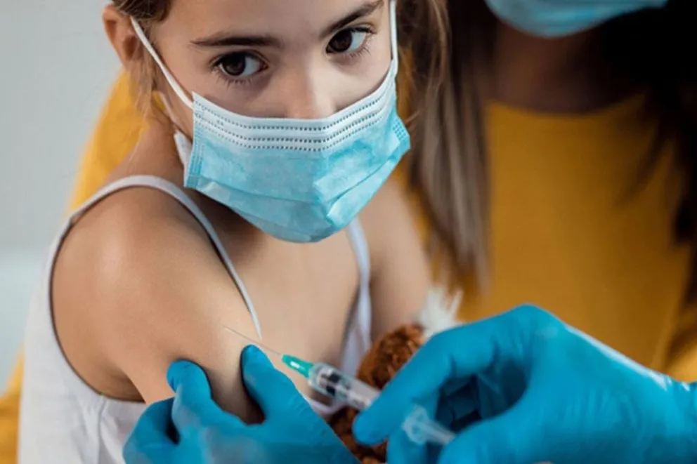 Comenzó a aplicarse la dosis de refuerzo del coronavirus a los niños sin turno