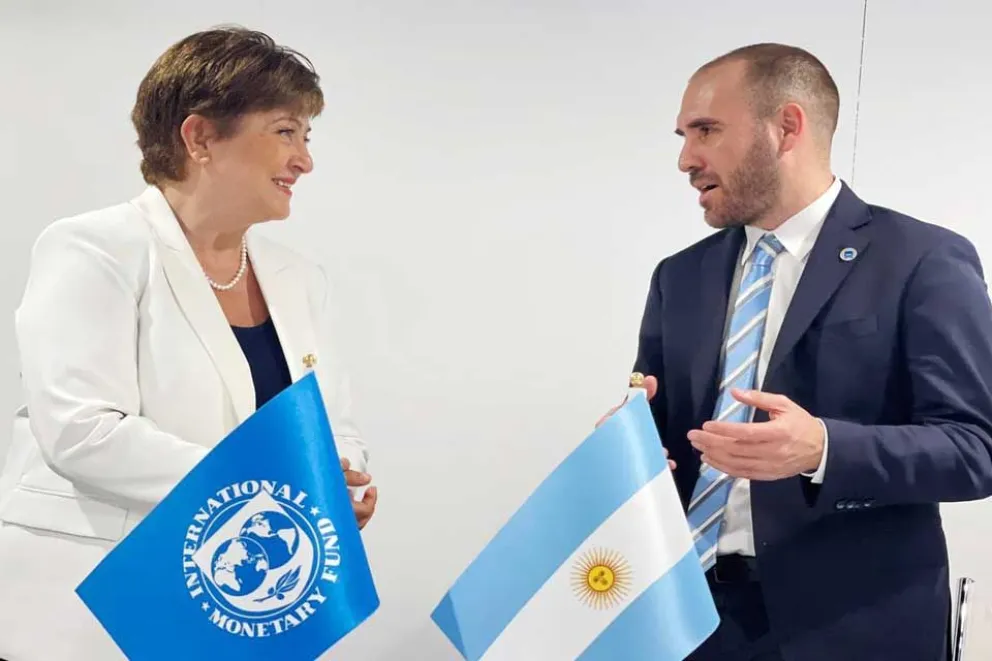 Argentina pasó la primera revisión del programa con el FMI