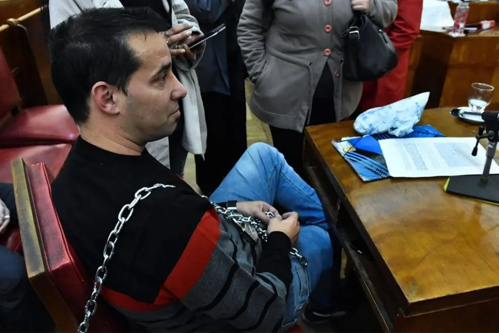 Un vecino se encadenó en la banca 25 y la sesión ordinaria se interrumpió durante más de una hora