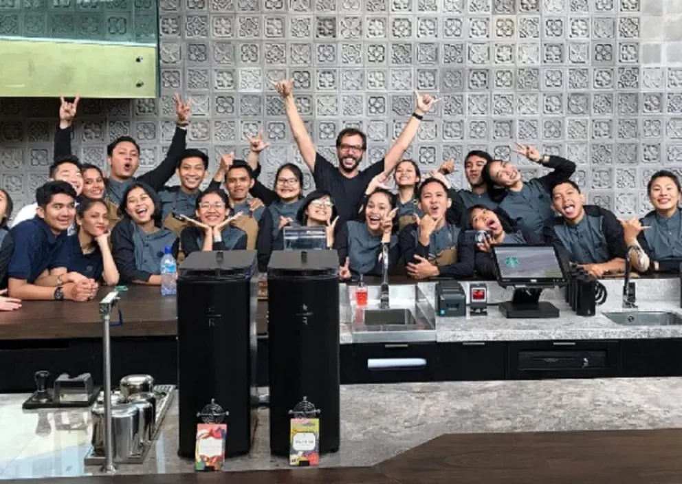 La historia del arquitecto argentino en Asia que diseña tiendas de una popular franquicia de cafetería