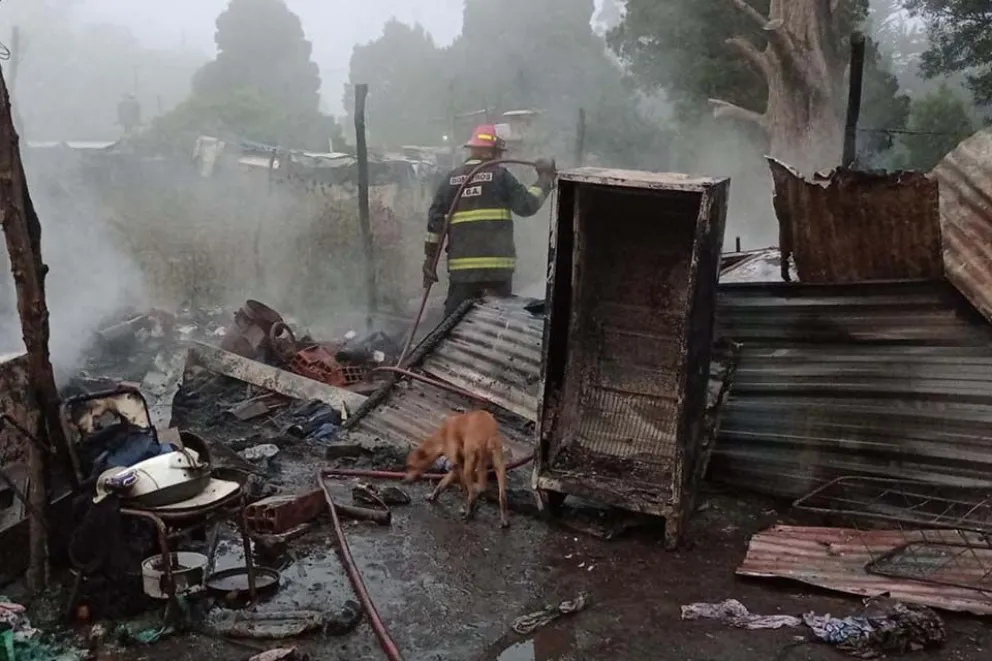 Las llamas destruyeron una precaria vivienda en el barrio Parque Peña