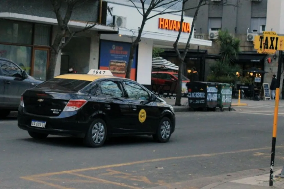 Taxistas pidieron otro aumento y la bajada de bandera superaría los 400 pesos
