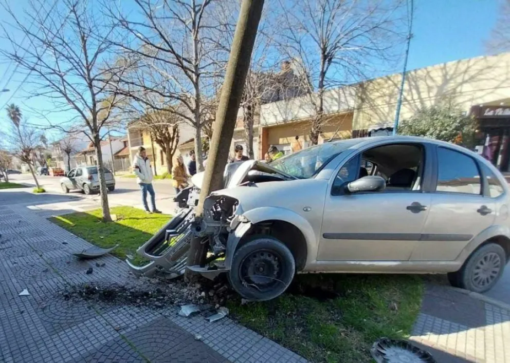 Violento choque entre un auto y una moto en el barrio Primera Junta ...
