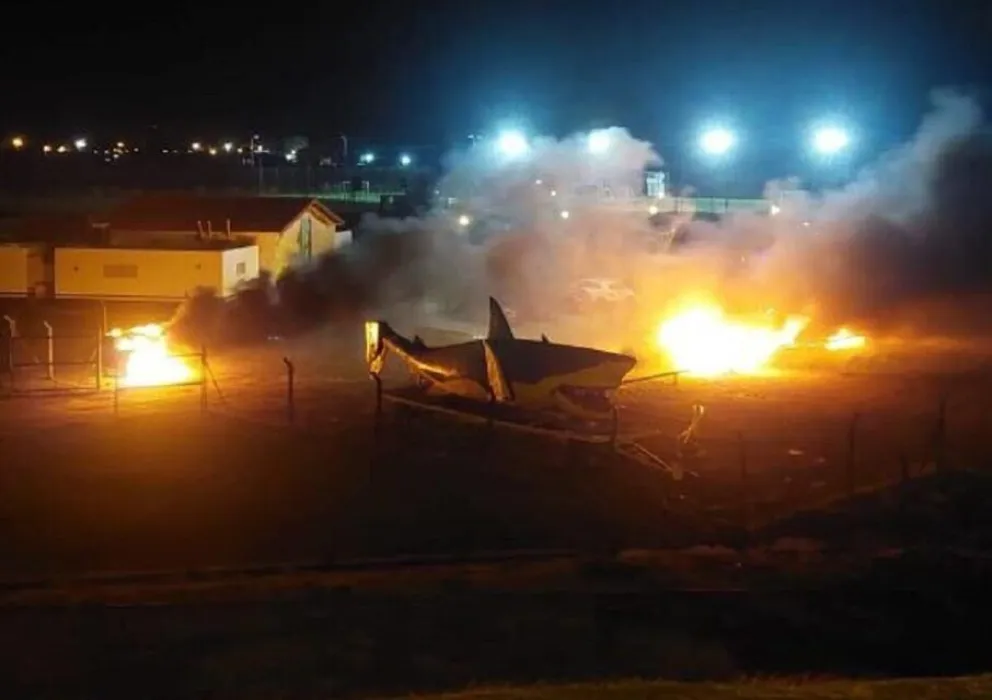 Incendiaron cinco autos en el predio de Aldosivi tras la caída frente a Godoy Cruz