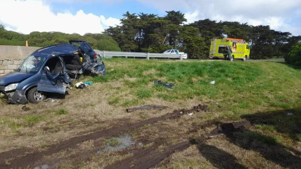 Volcó una camioneta en la zona de Los Acantilados