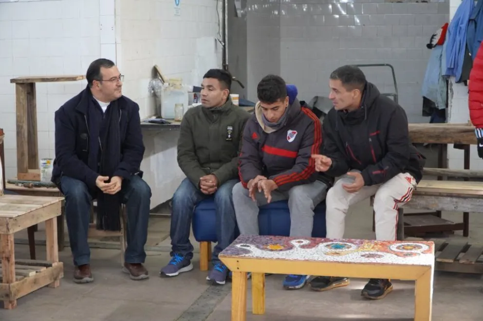 El obispo Mestre visitó la Cooperativa Oktupak en la cárcel de Batán