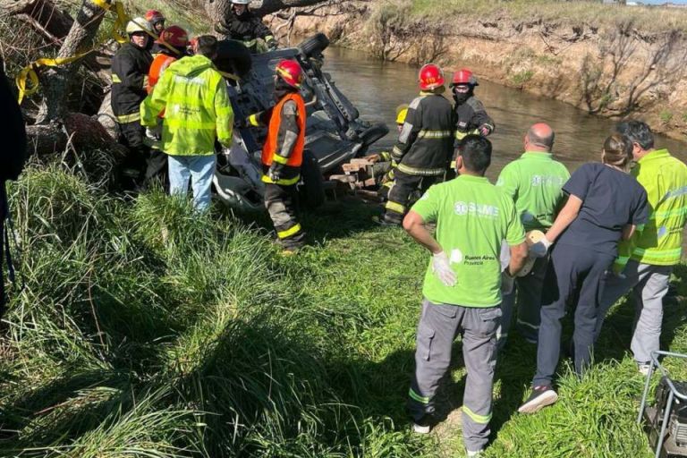 Otro accidente fatal en la Ruta 2: murieron tres personas tras volcar ...