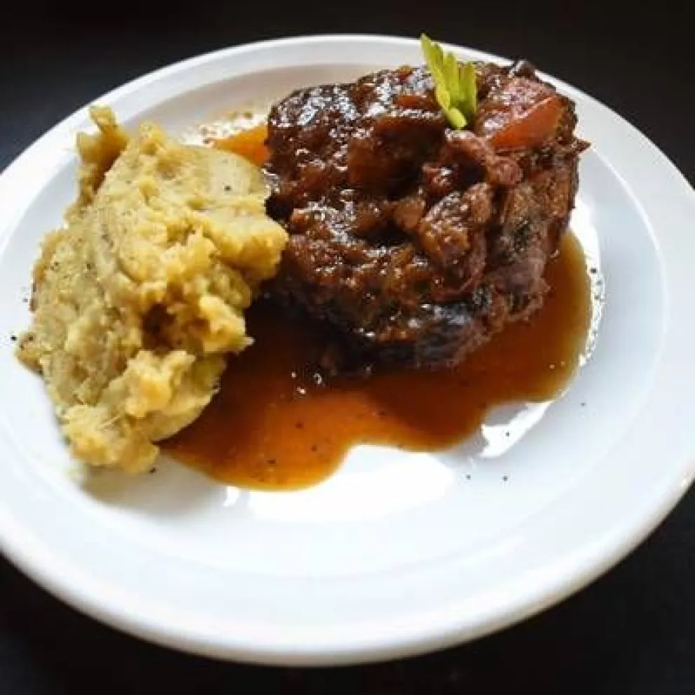 Bondiola de cerdo agridulce, con puré de batatas con almendras y miel