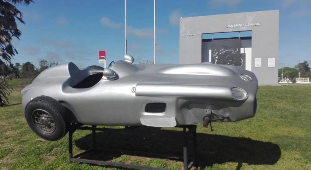 Insólito: robaron las cubiertas de la "Flecha de Plata" del museo de Fangio