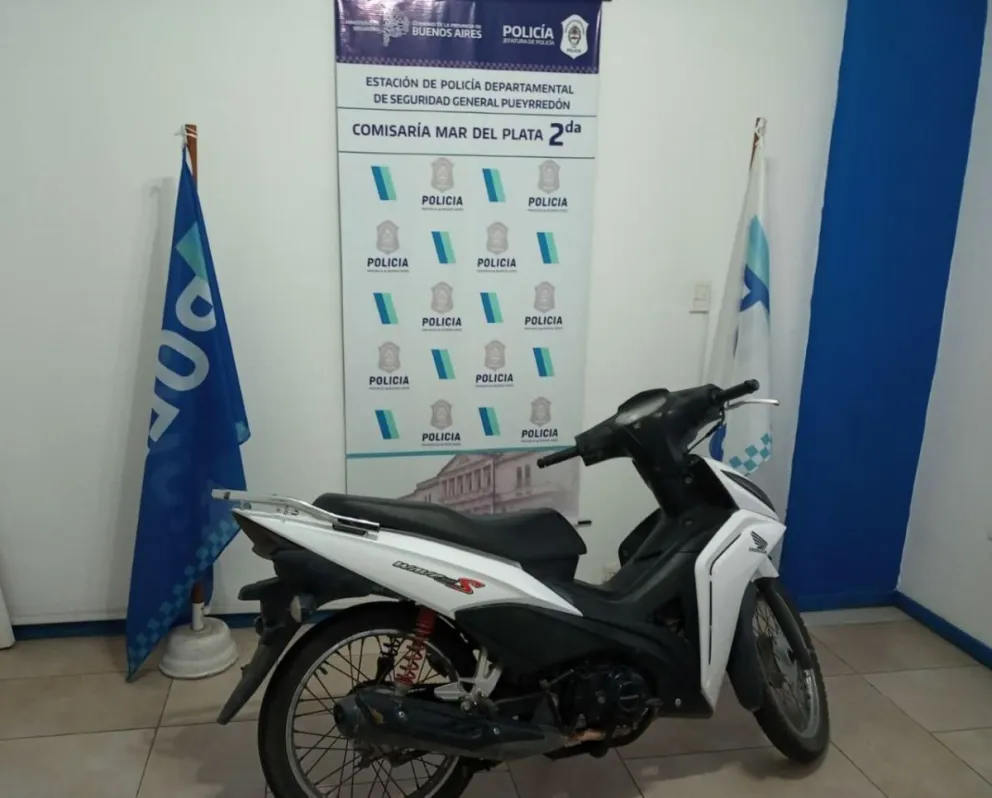 Detienen a dos chicos de 17 años que habían robado una moto en la Peatonal