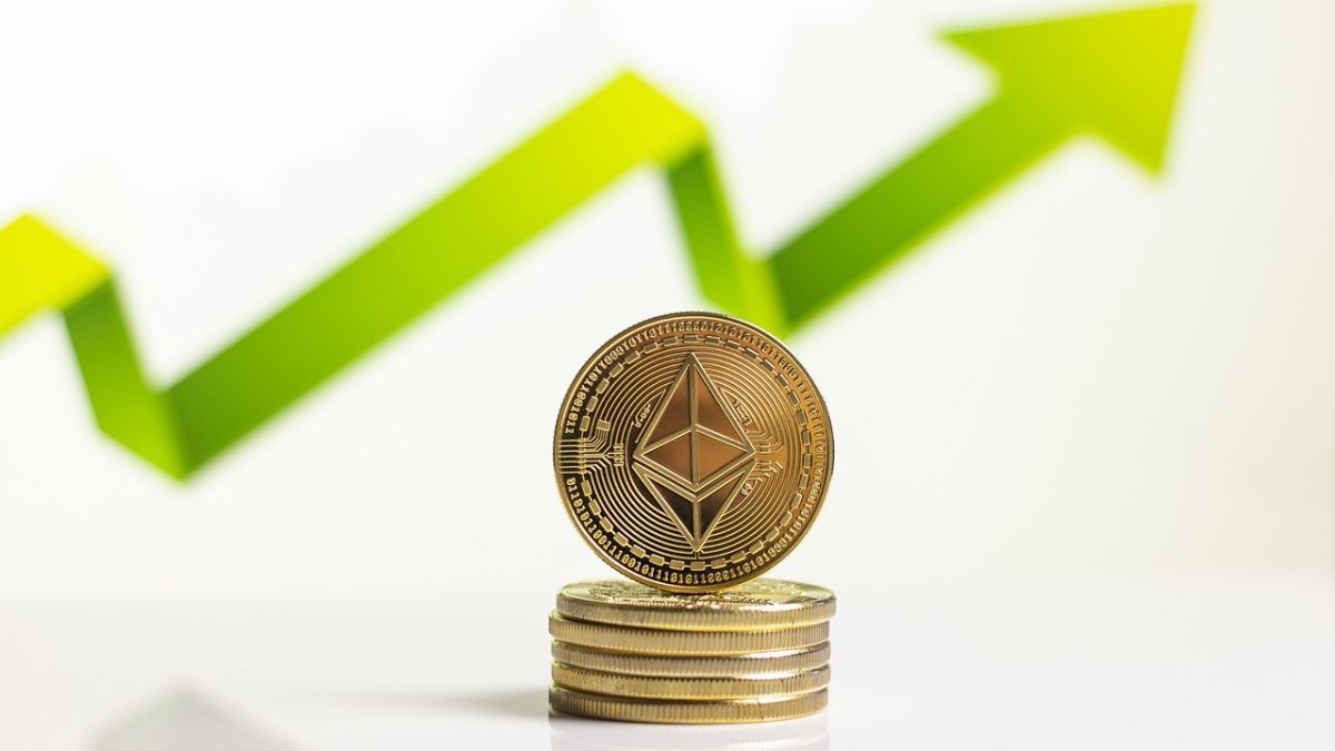 El dólar blue cerró a 389 pesos y las criptomonedas recuperaron el alza este jueves