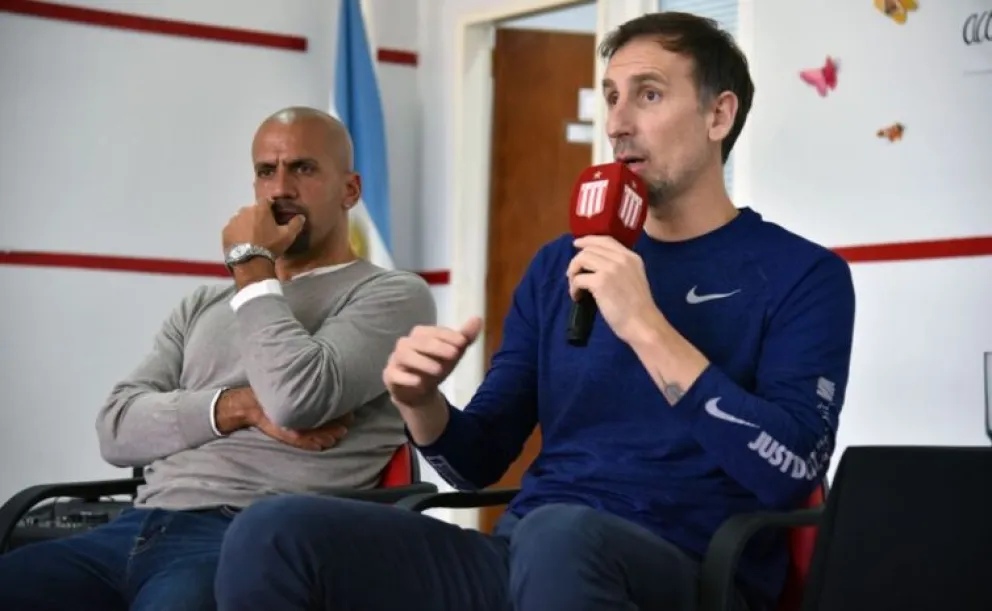 Verón y Pepe Sánchez expusieron sobre la formación de los deportistas y el uso de la ciencia