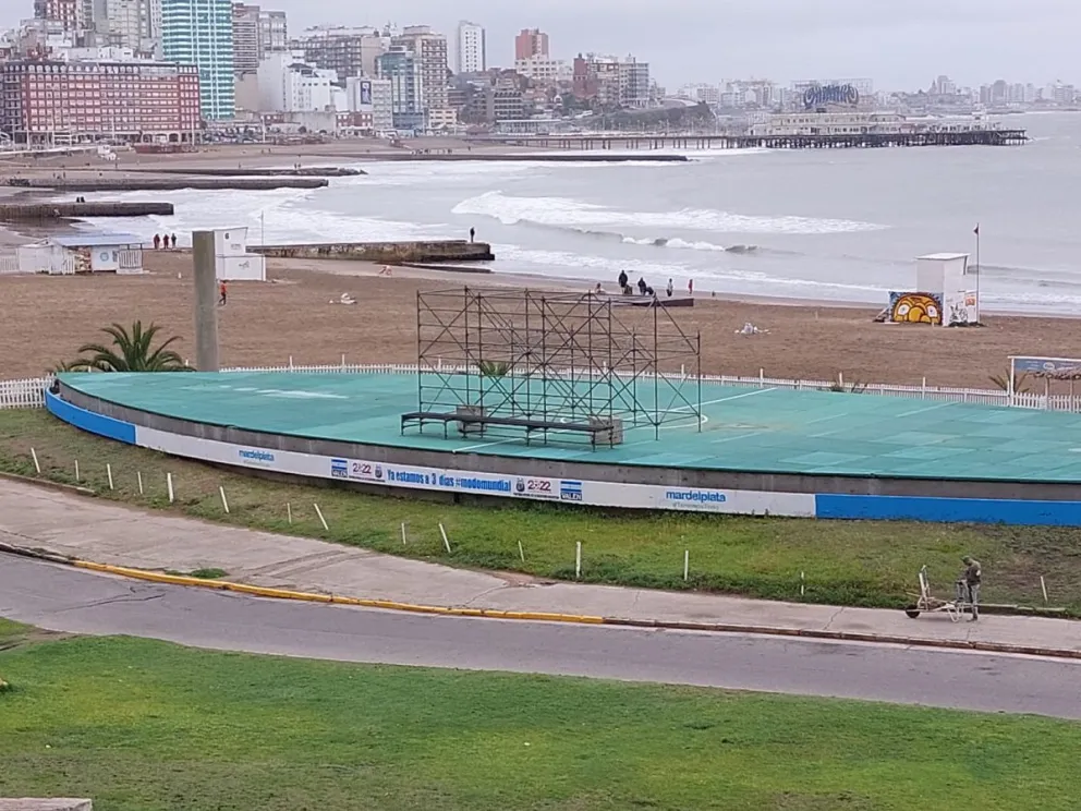 Preparativos finales en Las Toscas para seguir los partidos de Argentina desde el Fan Fest