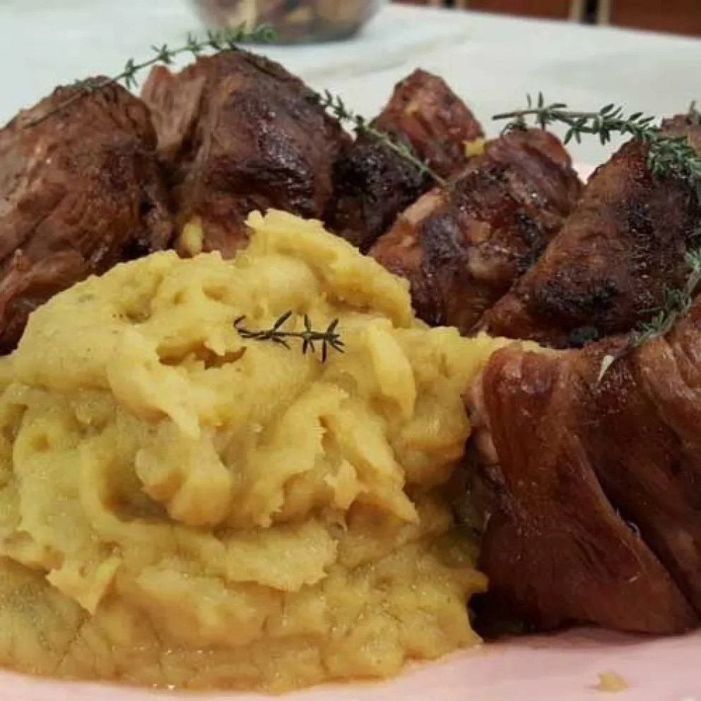 Bondiola de cerdo laqueada, con puré de papas rusticas con frutos secos