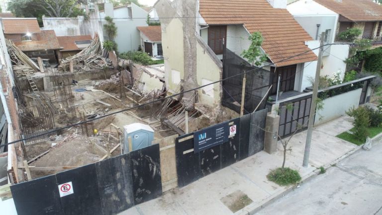 Casi Una Tragedia: Construían Un Edificio Al Lado De Una Casa Y ...