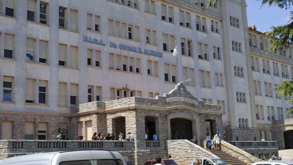 Volvió a ocurrir: Se encuentra en grave estado un hombre que se cayó del Monumento a San Martín