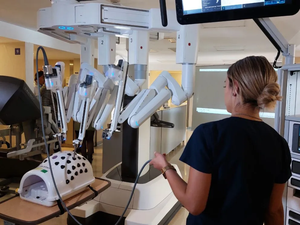La Clínica Colón incorporó un robot que da más seguridad y precisión en las operaciones