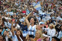 Festejo accidentado: dos hinchas cayeron del monumento mientras celebraban la victoria argentina