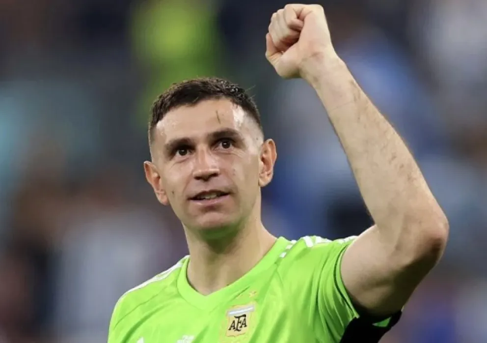 Dibu Martínez estrena su nuevo corte de pelo con la bandera argentina