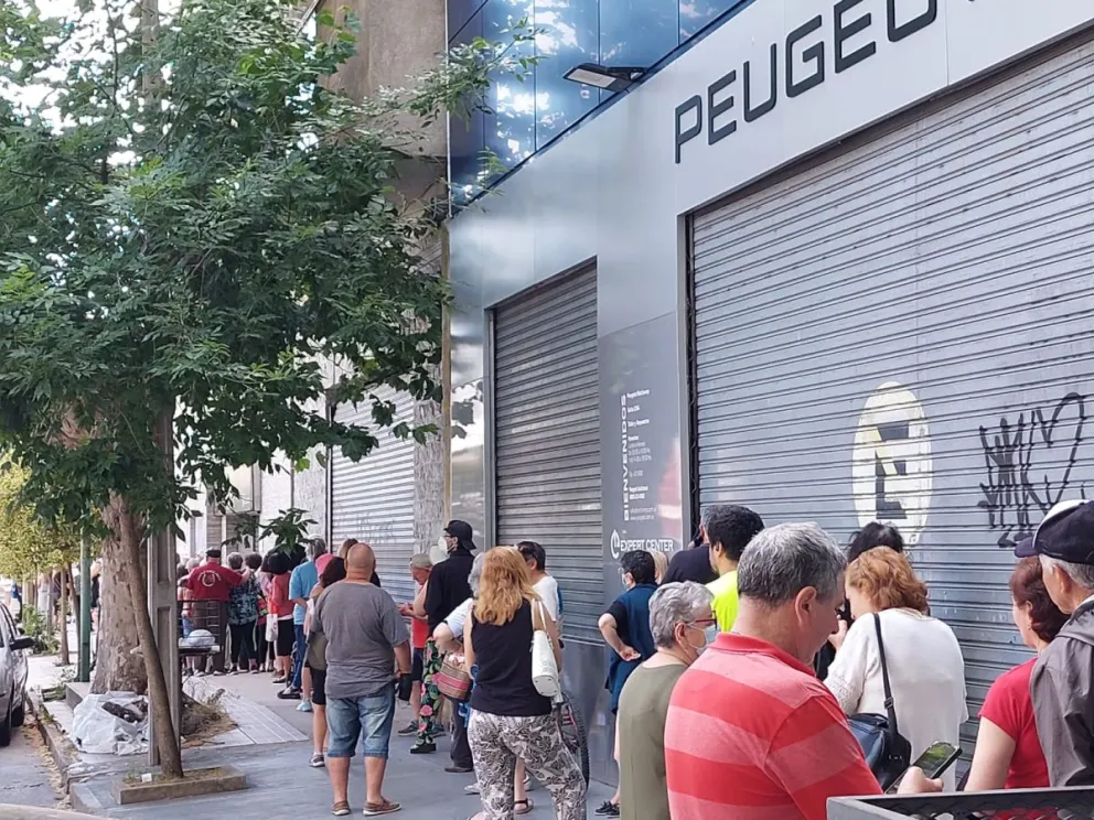Más de 150 metros de fila y turnos agotados en Centro de Salud N°1. Cómo sigue el plan de vacunación por Covid