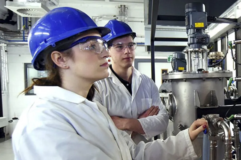 En marzo, la producción de la industria química y petroquímica creció un 6%