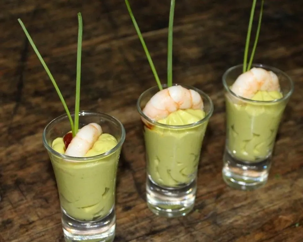 Shot de mousse de palta y camarones